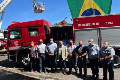 Geninho entrega novo veículo Auto Bomba Salvamento ao Corpo de Bombeiros de Rio Preto